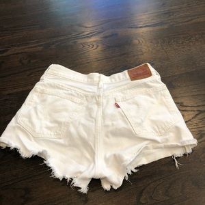 Levi’s white shorts size 28